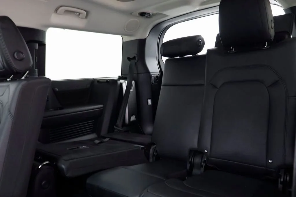 2023 Land Rover Defender 130 SE 4WD 4D Sport Utility — thumbnail 10