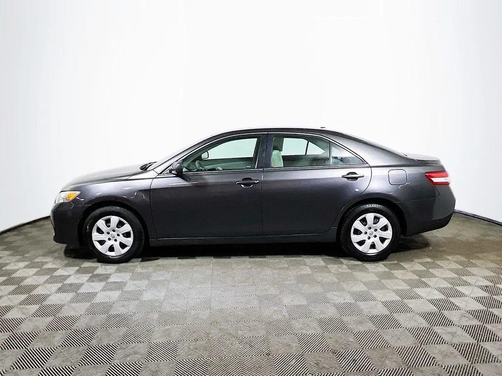 2011 Toyota Camry — thumbnail 3