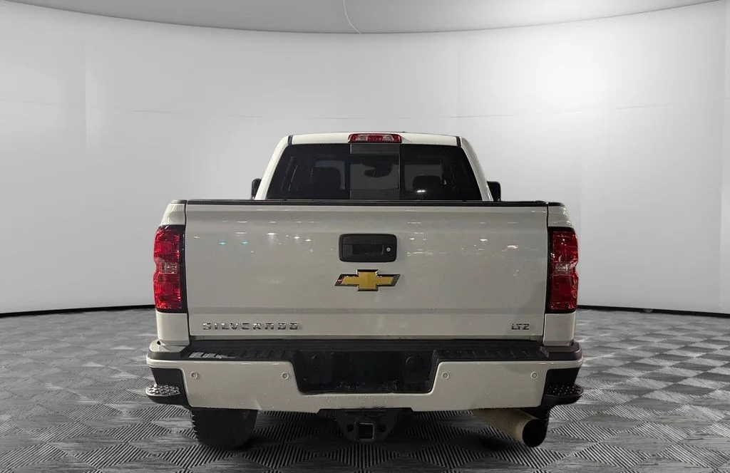 2018 Chevrolet Silverado 3500HD LTZ — thumbnail 3