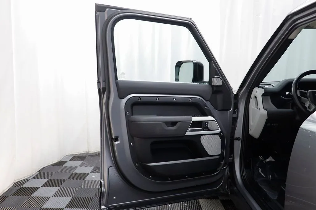 2023 Land Rover Defender 130 SE 4WD 4D Sport Utility — thumbnail 4