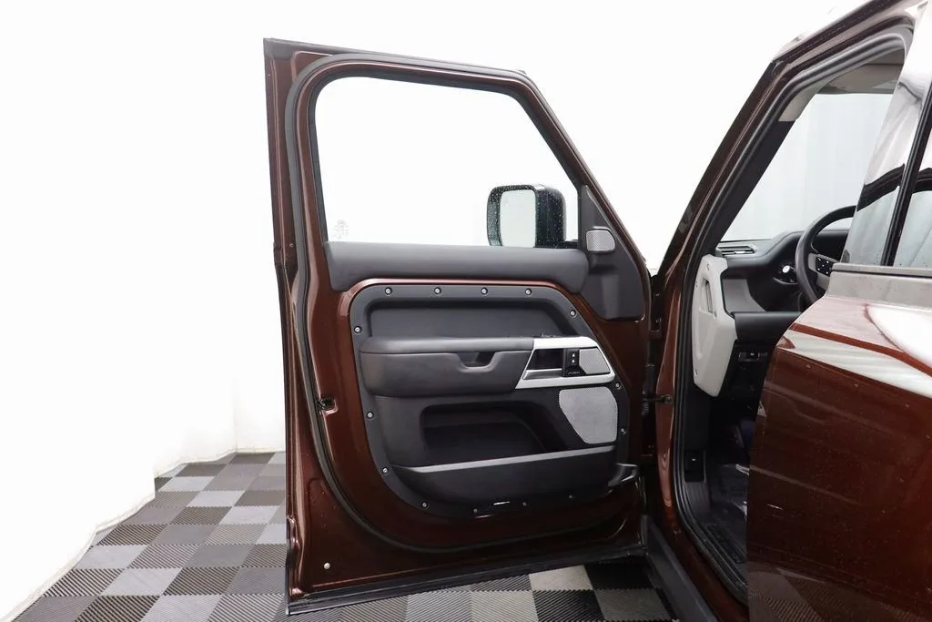 2023 Land Rover Defender 130 First Edition — thumbnail 4
